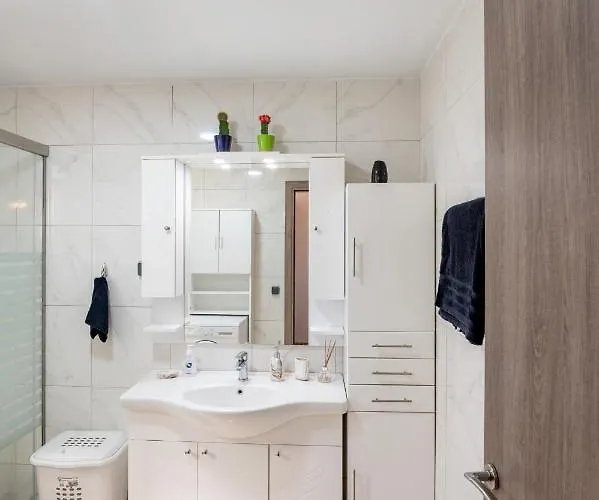 George's Paradise 펜션 아판토우